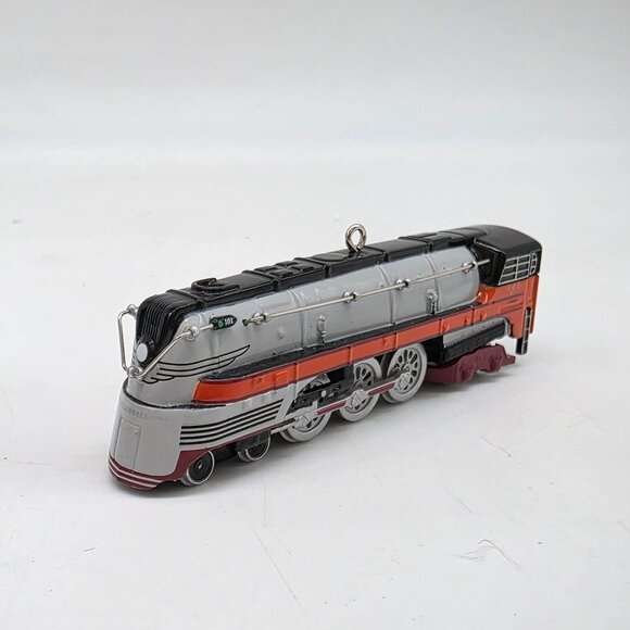 Hallmark Keepsake 1939 Hiawatha Steam Locomotive Lionel Trains Ornament - Picture 4 of 11